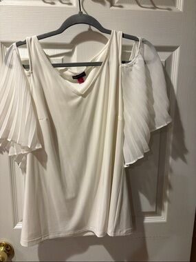Vince Camuto White Cold-Shoulder Pleated Sleeve Top